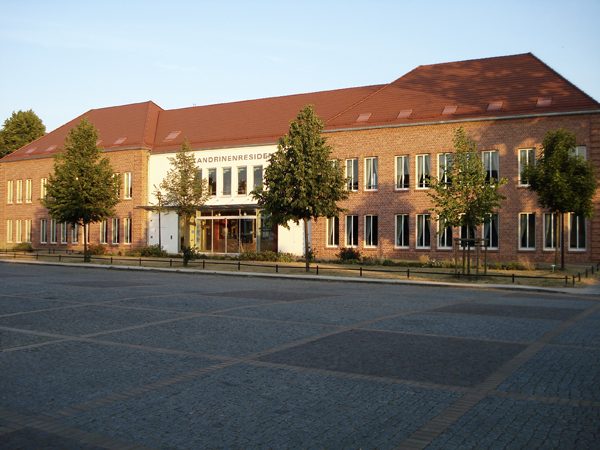 Alexandrinenresidenz mit roten Klinkern und Ziegeldach