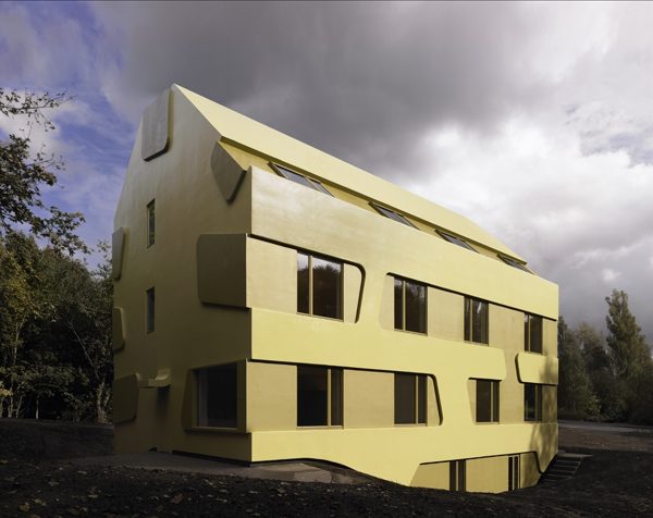 Kinderhaus mit goldfarbener, gefalteter Fassade