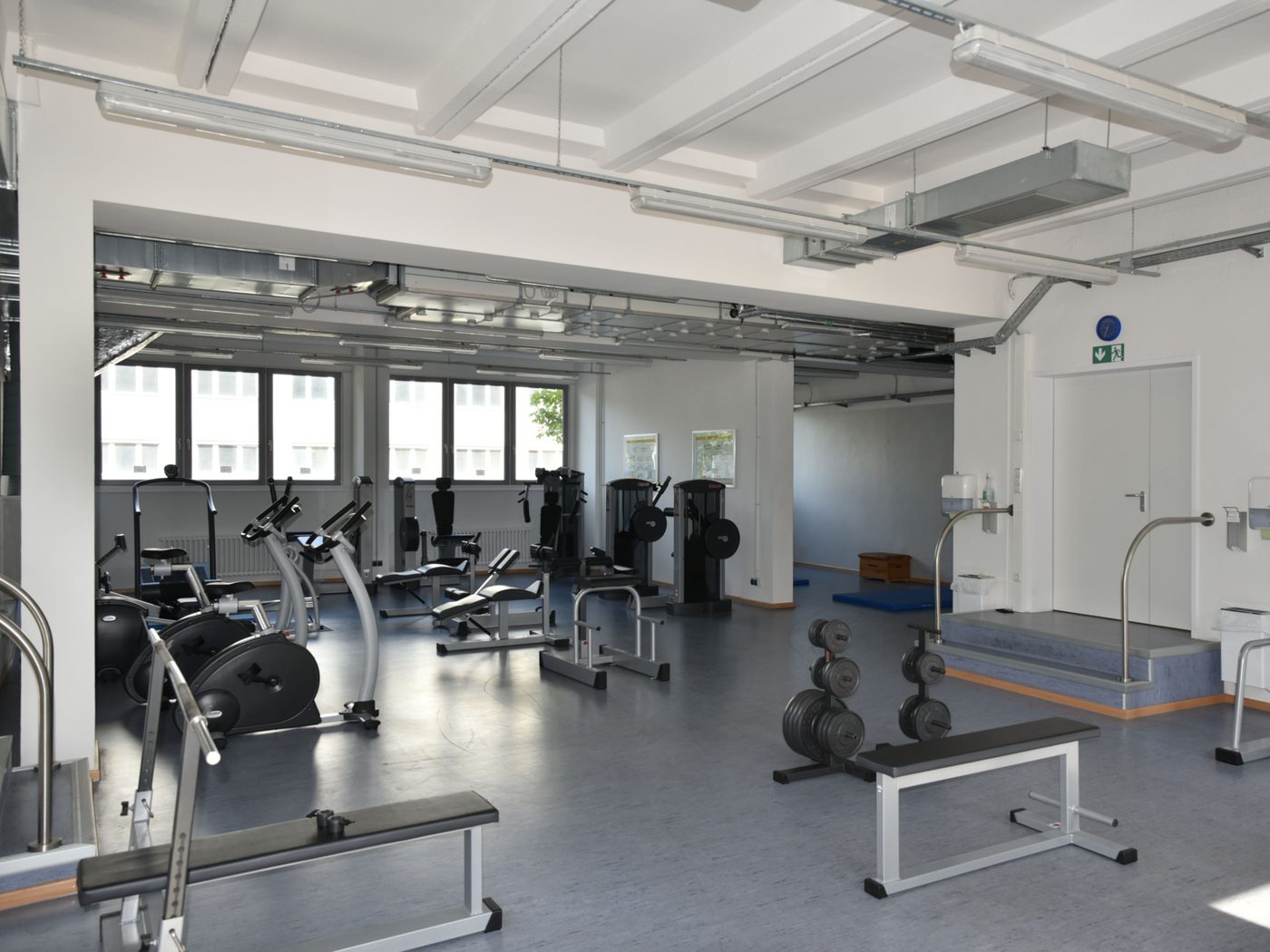 Fitnessraum mit Trainingsgeräten