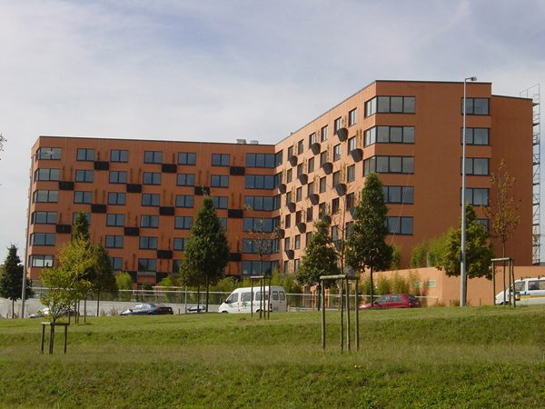 Pflegeresidenz Elysis mit Klinkerfassade und Wiese